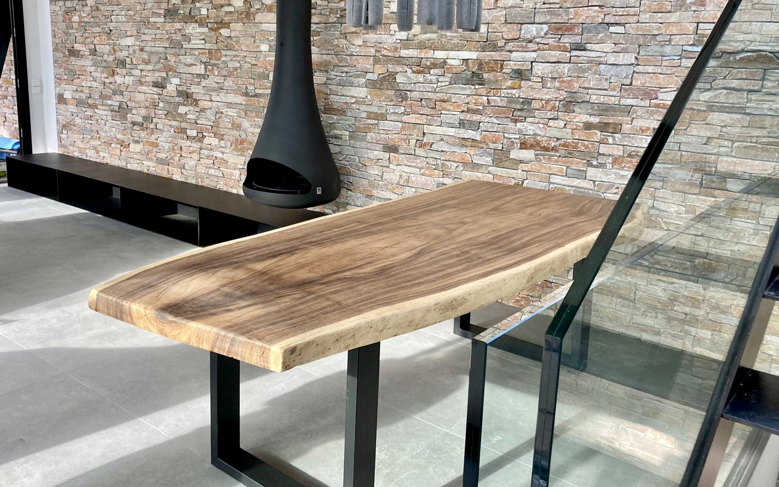 Mesa de sobre de madera tropical amber wood y pies de llanta de hierro negro. Se hace a medida como mesa comedor o mesa de centro. Es una madera muy resistente y duradera.