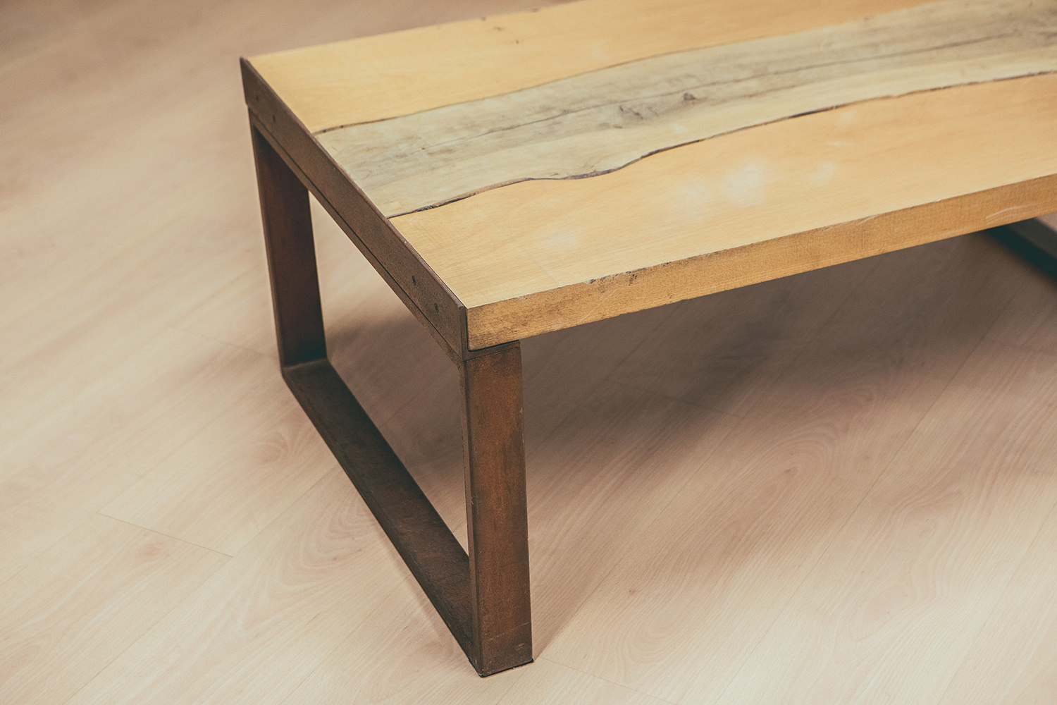 Mesa de centro, a medida, combinada con diferentes maderas naturales y pies de llanta oxidados.