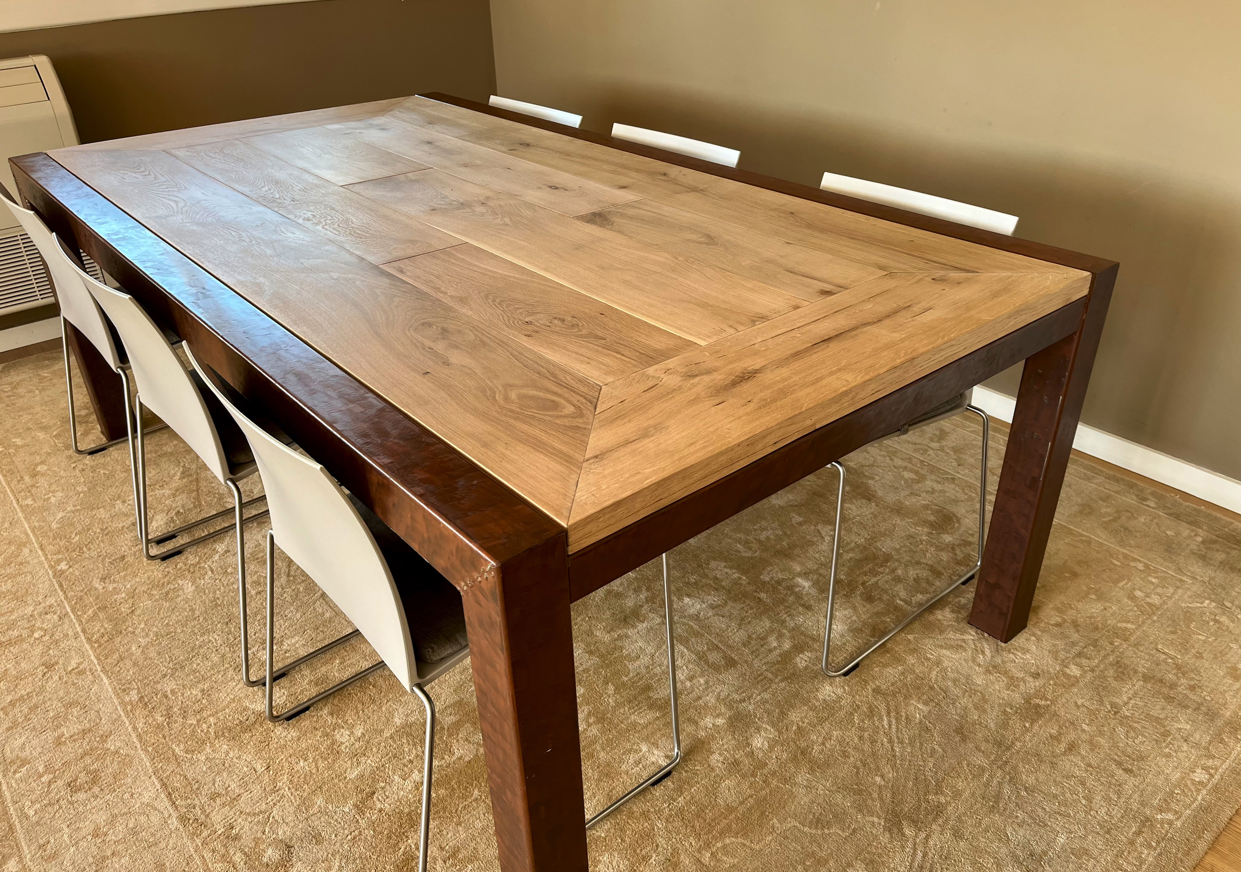Mesa que combina a la perfección el hierro y la madera. Estructura con tubo de hierro oxidado y tablones de roble macizo.